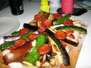 een huisgemaakte pizza met veel groenten