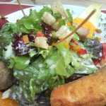 een lunch, met paprika en tuinkers als garnering